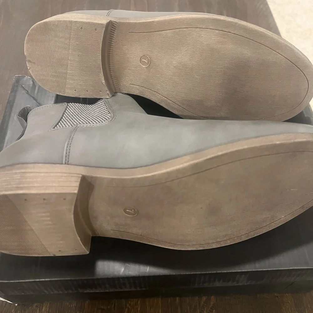NWOT- Toecap charcoal Chelsea boot